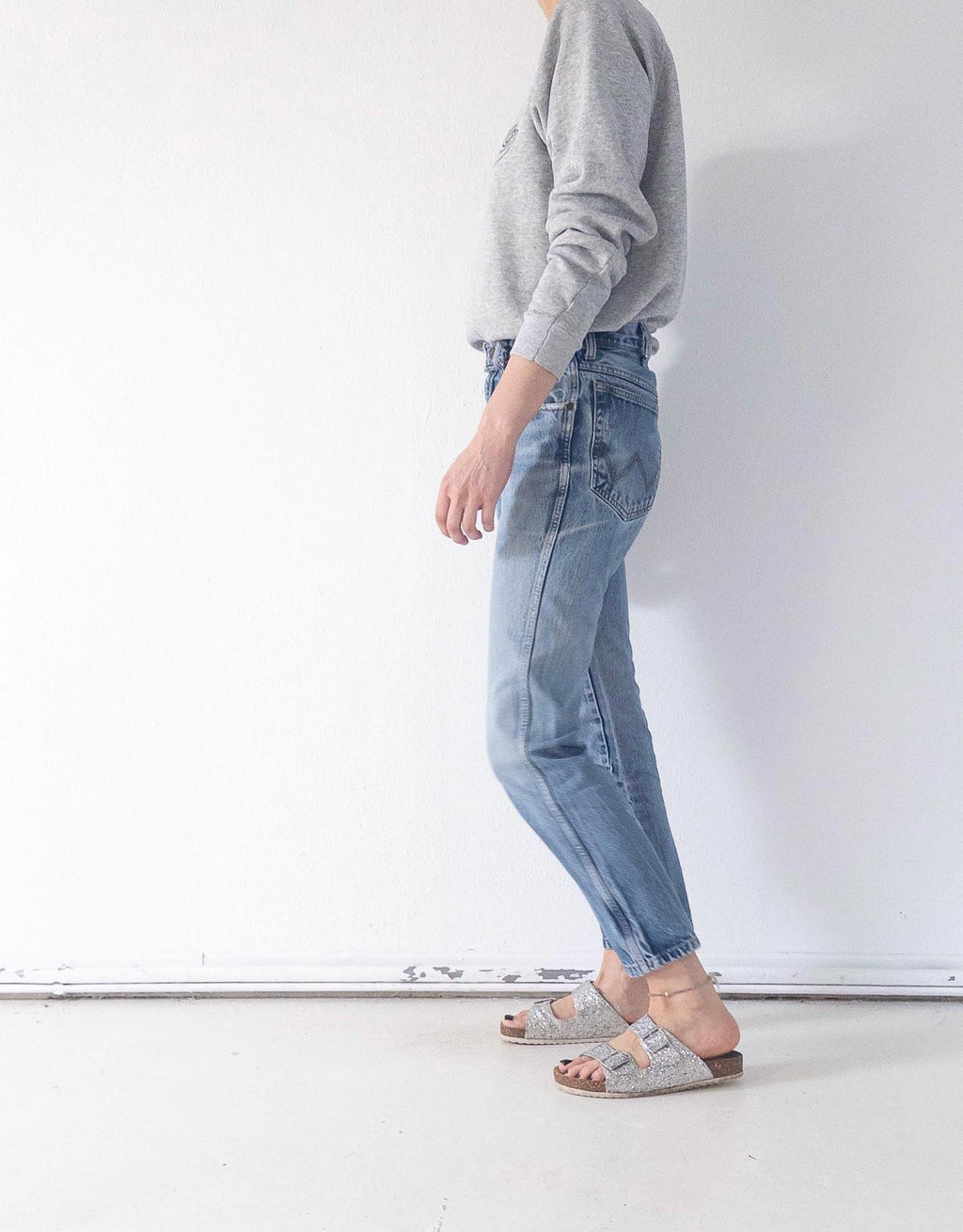 Wrangler Slim Jeans W27 L30 90s Vintage Distressed Faded Light to Mid Blue Straight Leg Denim