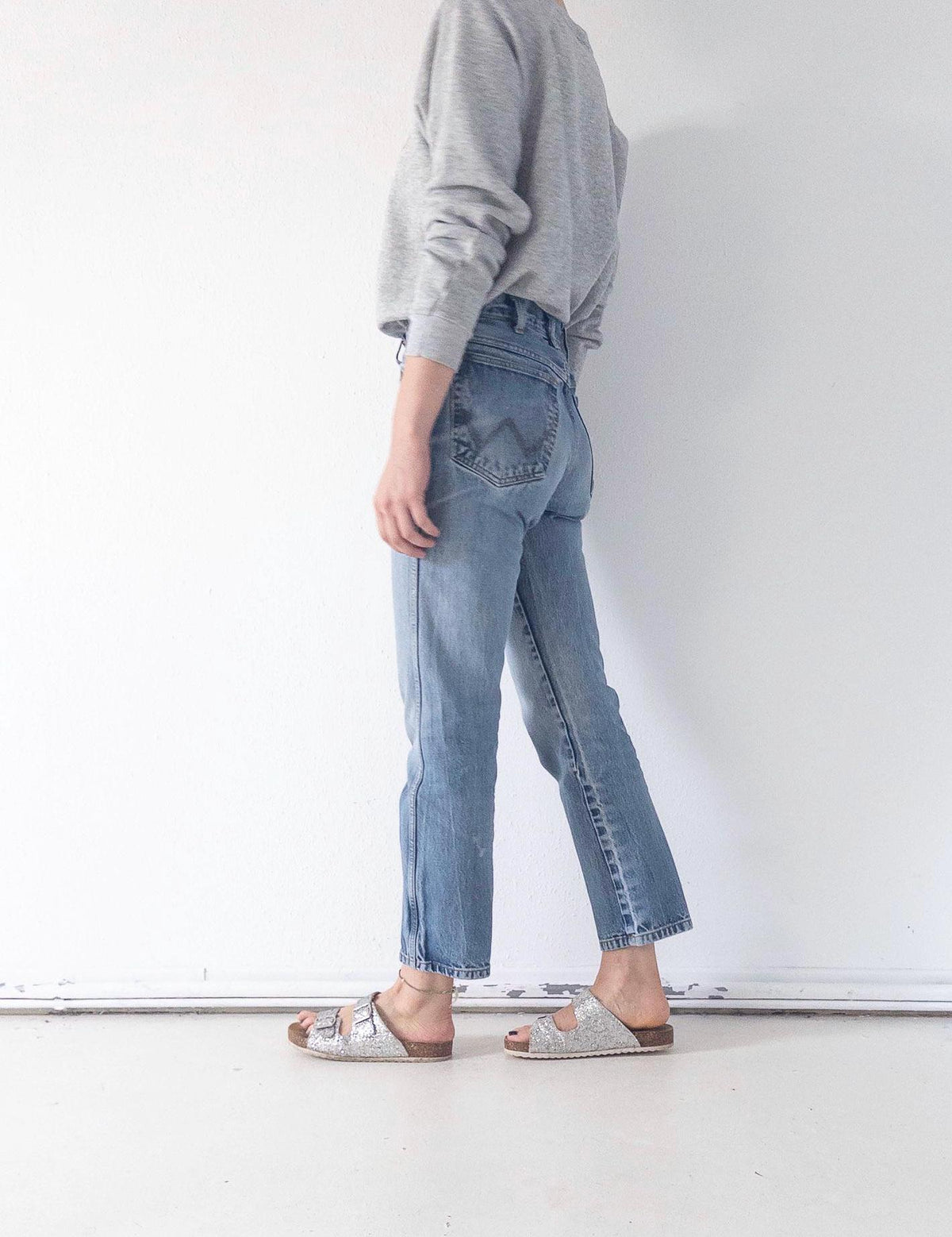 Wrangler Slim Jeans W27 L30 90s Vintage Distressed Faded Light to Mid Blue Straight Leg Denim