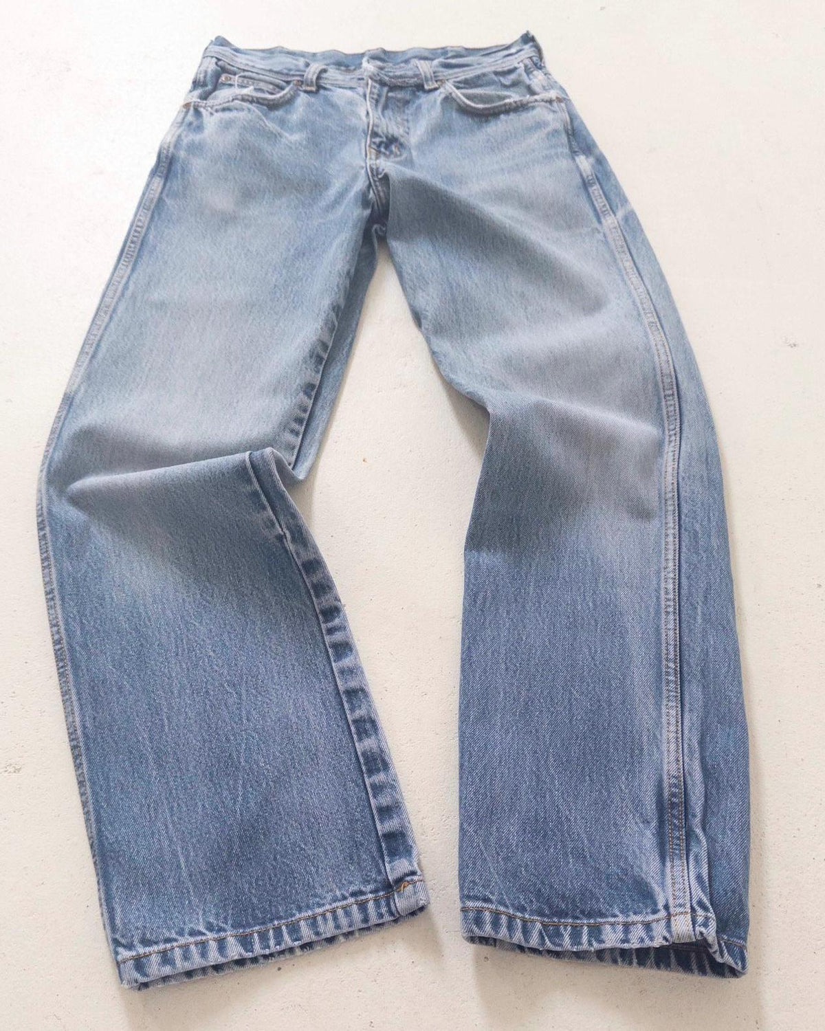 Wrangler Slim Jeans W27 L30 90s Vintage Distressed Faded Light to Mid Blue Straight Leg Denim