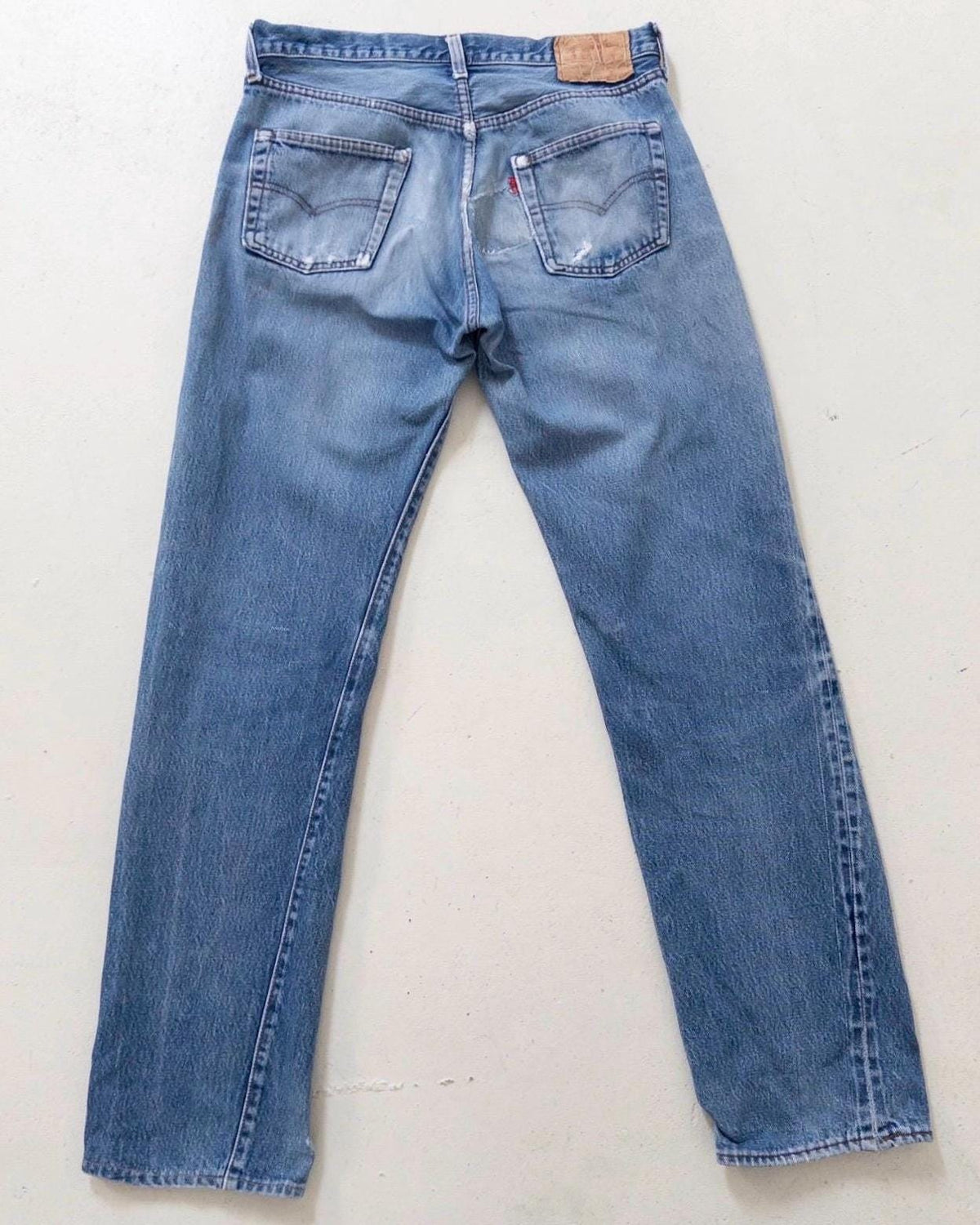 Vintage Levis 501 Selvedge Redline W29-30 L33 80s Vintage faded Dark to Mid Blue Denim Distressed Paint Splattered Made in USA 1983
