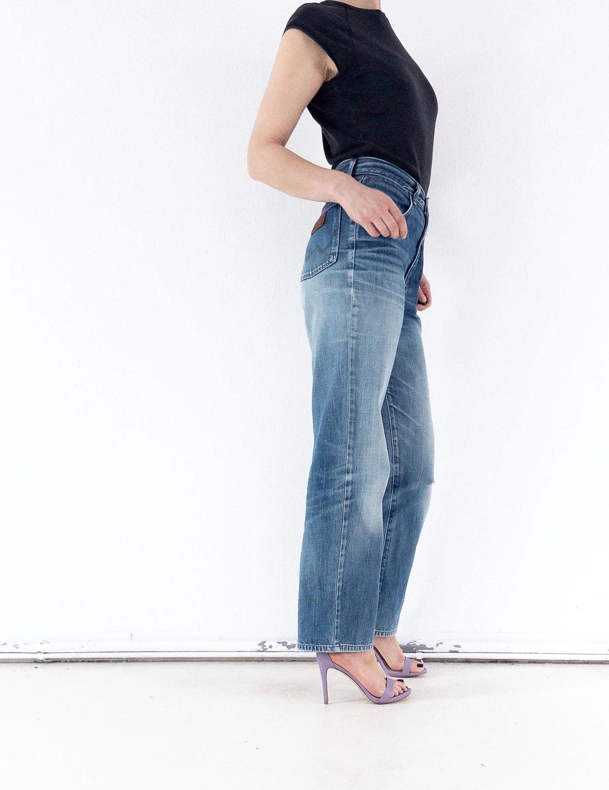 Lady Wrangler W28 L33 Faded Mid Blue Soft Worn Denim High Waist Straight Wide Leg Loose Fit Denim 1981