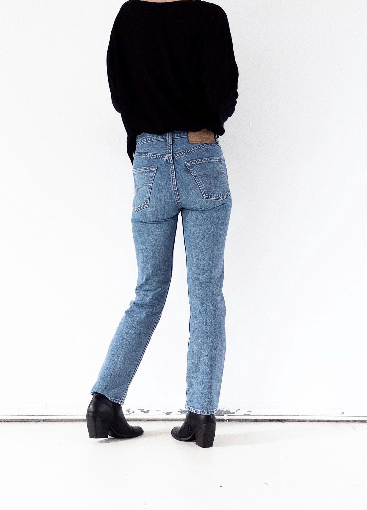 Levis 501xx W26/27 L33 90s Made in USA Button 555 Mid Blue Denim 1997