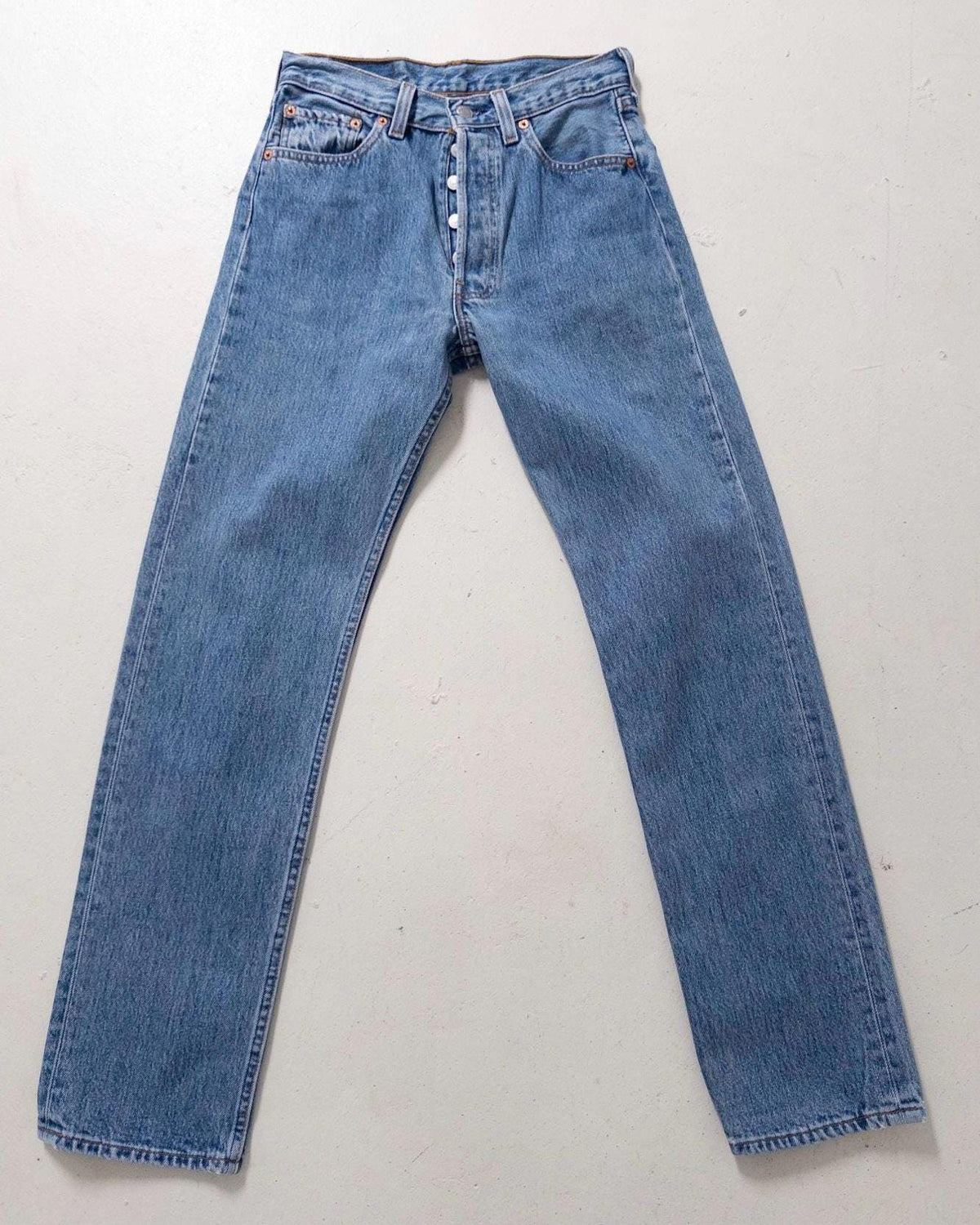 Levis 501xx W26/27 L33 90s Made in USA Button 555 Mid Blue Denim 1997