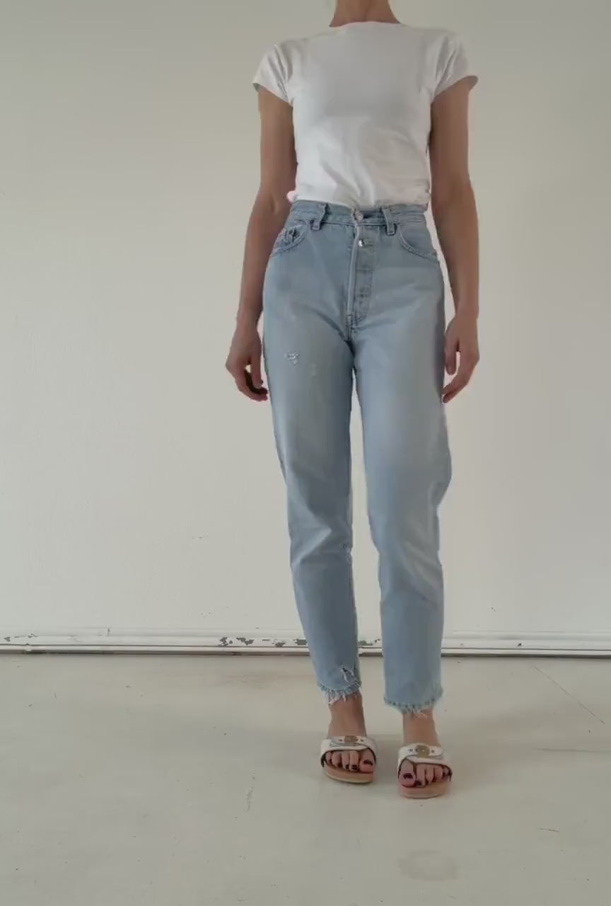 Vintage Levis 901 Jeans Damen W25 W26 | Light Blue Distressed Denim | 90s High Waist | Made in USA | Ripped & Frayed